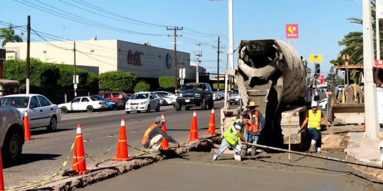 Gerardo Vargas Landeros da banderazo de inicio a los trabajos de reparación e instalación de semáforos.