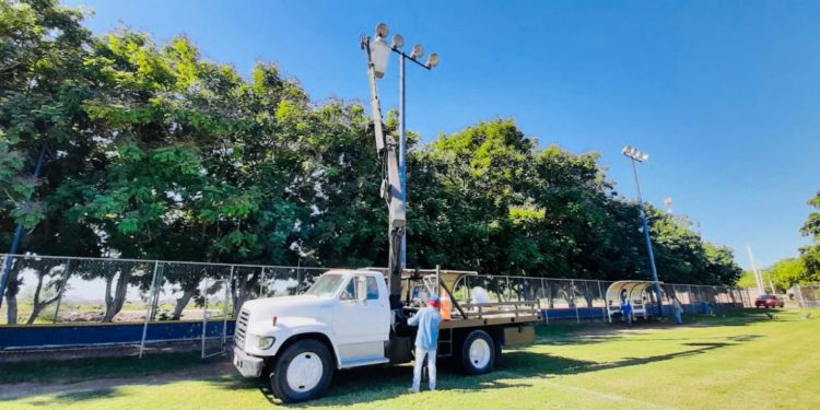 Gobierno de Ahome atiende espacios deportivos del área rural