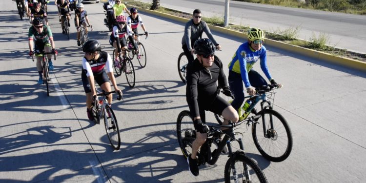 Rueda el Alcalde GVL con deportistas y funcionarios desde Palacio a campo pesquero Paredones para la Feria del BIENESTAR.