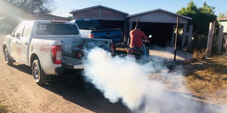 Fumiga Salud Municipal contra el mosco en comunidades de la sindicatura Higuera de Zaragoza.