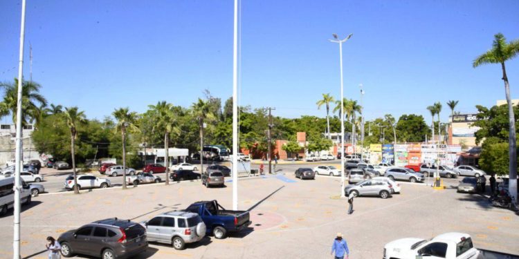Anuncia Genaro García Castro Srio. Ayto. Ahome nueva forma de uso público del estacionamiento de Palacio Municipal.