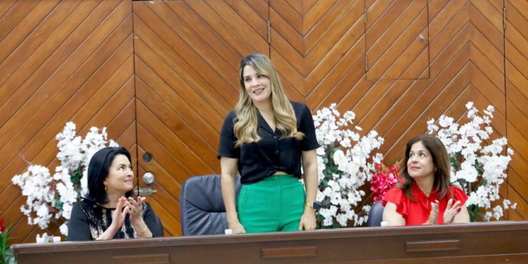 La Coordinadora Estatal de Síndicos Procuradores, Cecilia Hernández imparte taller a sus homólogos de Sinaloa