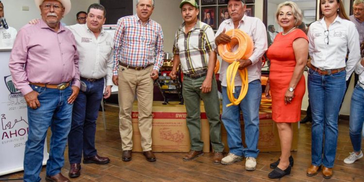 Sedeco Ahome entrega apoyos a Ganaderos del Municipio.